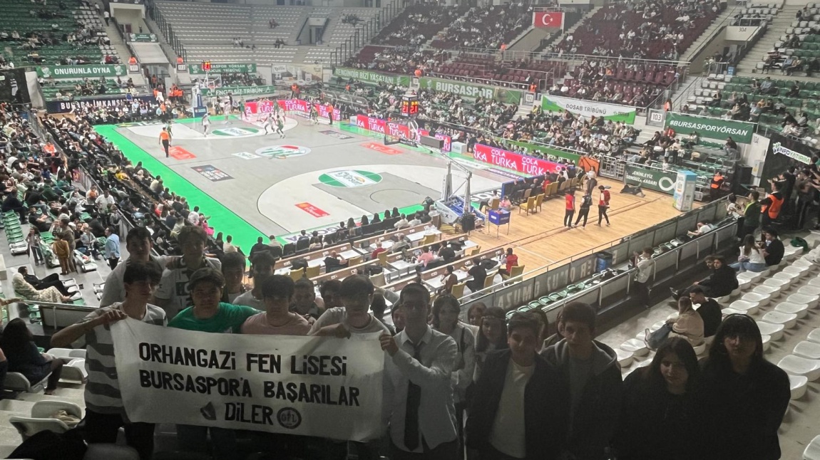 ORHANGAZİ FEN LİSESİ ÖĞRENCİLERİ BURSASPOR-DARÜŞŞAFAKA BASKETBOL MAÇINDA TRİBÜNDEKİ YERİNİ ALDI
